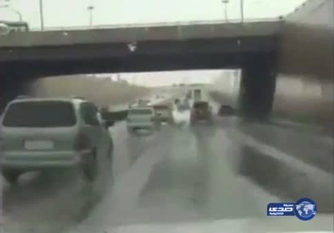 بالفيديو.. سقوط أمطار متوسطة على أجزاء من مدينة الرياض