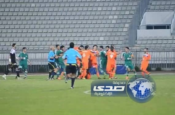 بالفيديو: اعتداء لاعبي كاظمة الكويتي على العربي بآلات حادة وسلاح أبيض