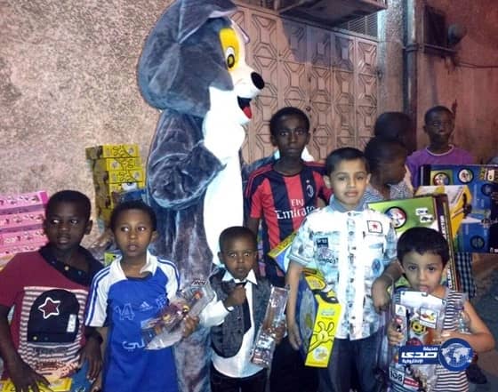 "فرحهم" توزع 600 لعبة على أيتام وأطفال أسر الأربطة والأوقاف بمكة المكرمة