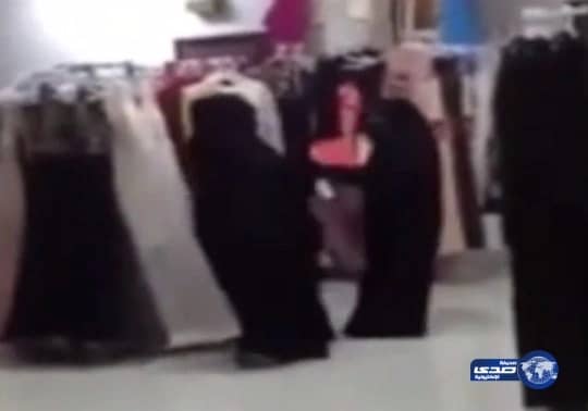 بالفيديو:آخر قطعة .. تحوّل محل ملابس لحلبة مصارعة بين سيدتين!