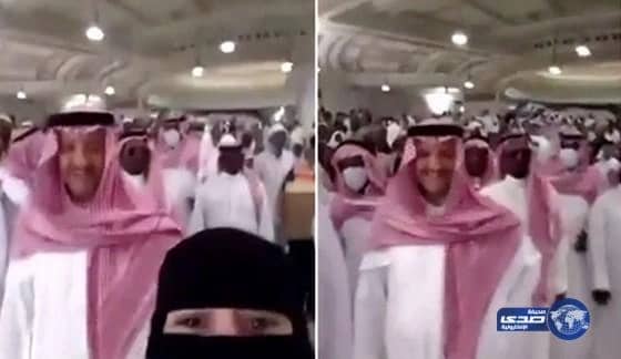 بالفيديو: فتاة تلتقط (سيلفي) مع الأمير سلطان بن سلمان وتقول"حبتين" لرجلي!