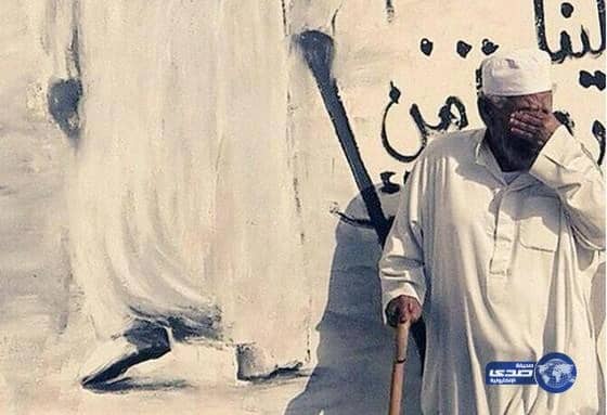 مسن بجدة تغلبه دموعه لدى مروره بلوحة "وين رايح"