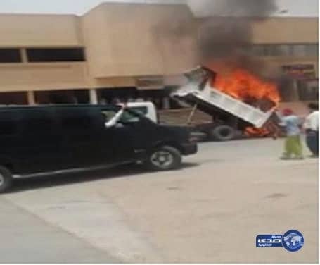 بالفيديو.. مواطن يغامر بحياته ويفرغ ناقلة نفايات مشتعلة قبل انفجارها