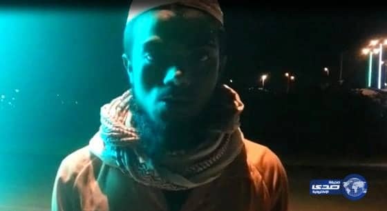 بالفيديو .. في الباحة عبدالوهاب (عامل النظافة)..يرتل القرآن ويحفظه كاملاً