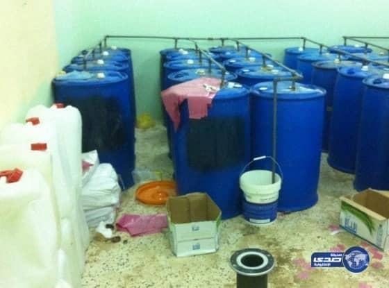 ضبط عمالة وافدة تدير مصنعاً لإعداد الخمور بالنعيرية (صور)