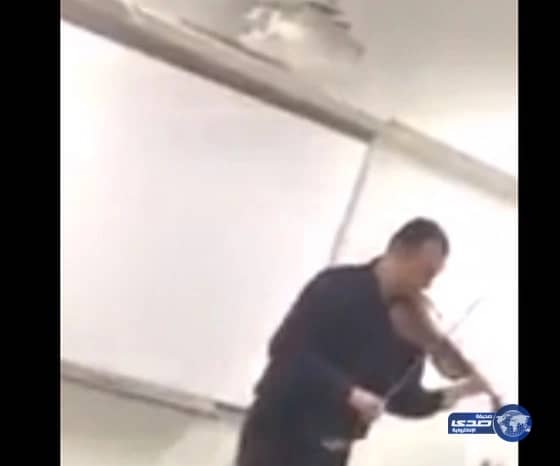 بالفيديو: مدرس عزف الموسيقى أمام الطالبات بجامعة الأمير محمد بن فهد