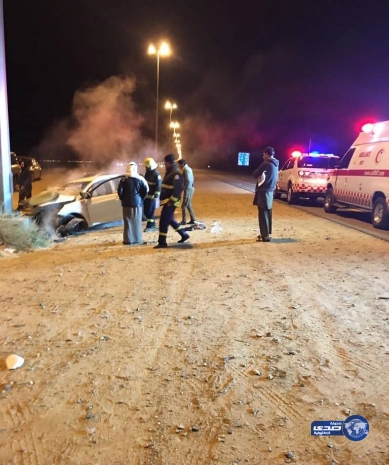 بالصور.. سيارة تنحرف عن الطريق وترتطم بعمود كهرباء في حائل