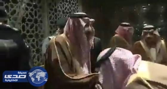 بالفيديو.. انحناء ولي ولي العهد لتقبيل قدم خادم الحرمين