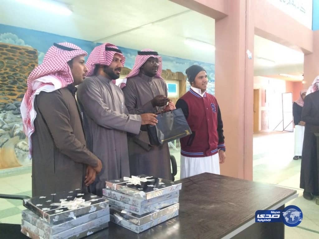 ثانوية الحائط تكرم ثلاثة طلاب لـ حصولهم على مراكز متقدمة في اختبار قياس