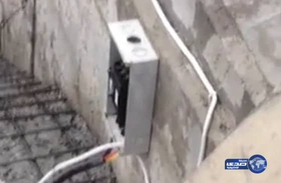 بالفيديو: اسلاك كهربائية مكشوفة تتربص بالماره