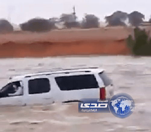 بالفيديو : إنقاذ مواطن جرفت السيول سيارته برماح