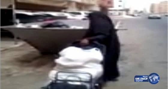 بالفيديو: امرأة تأكل من حاوية المهملات