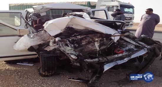مصرع شابين ارتطمت سيارتهما بشاحنة على طريق القصيم