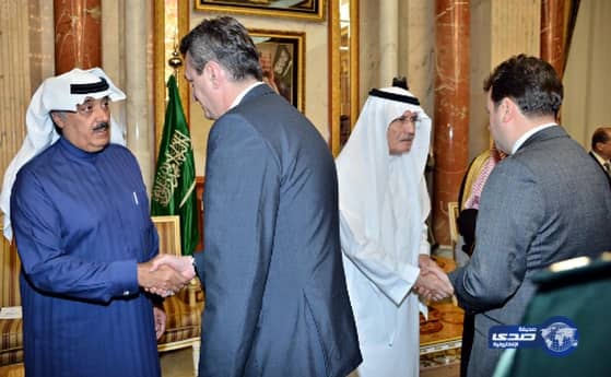 الأمير متعب بن عبدالله يعزّي في شهداء الدمام ونجران