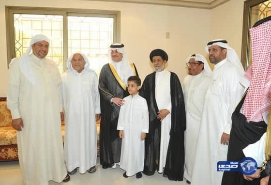 بالصور: أمير الشرقية يقدم واجب العزاء لأهالي شهداء جامع العنود