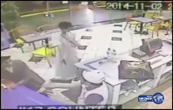 “سطو مسلح” من مراهقين لسرقة أحد المطاعم بالرياض