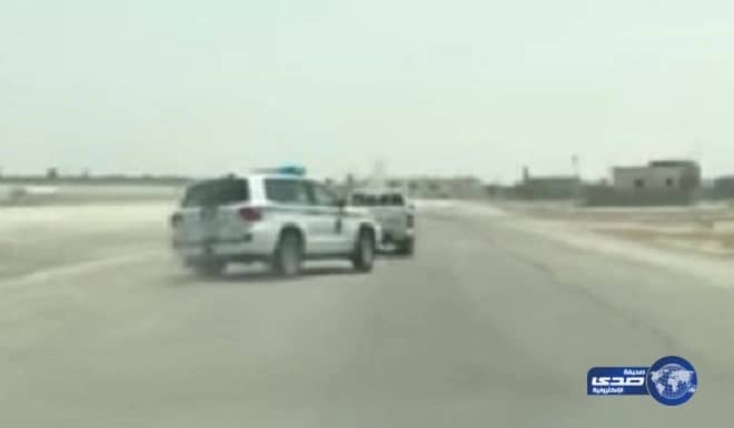 بالفيديو.. مطاردة على طريق سريع تنتهي بانقلاب مركبة تابعة لأمن الطرق