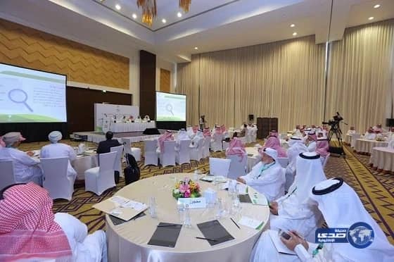 تركي الحمد يواسي الدكتور سلمان العودة بثلاث تغريدات