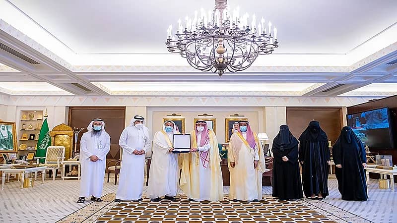 أمير القصيم يتسلم التقرير السنوي لوحدة الحماية الأسرية بالمنطقة