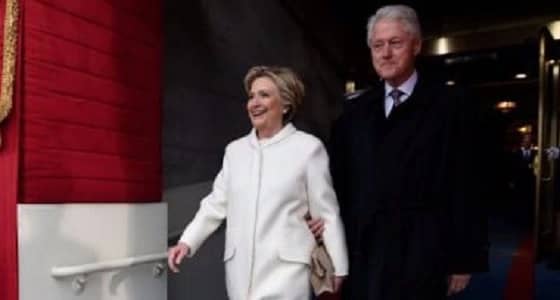 ترامب يطلب من هيلاري الوقوف لتحيتها أثناء حفل غداء بعد تنصيبه