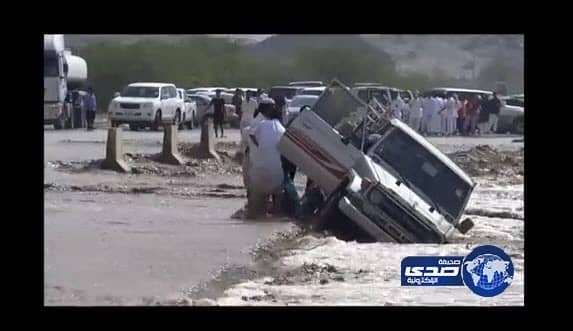 بالفيديو : شباب متطوعون ينقذون عائلة سعوديه أحتجزتها سيول وادي الليث