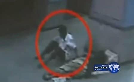 بالفيديو.. كاميرا مراقبة تكشف إختطاف طفل من حضن أمه النائمة في محطة للقطار