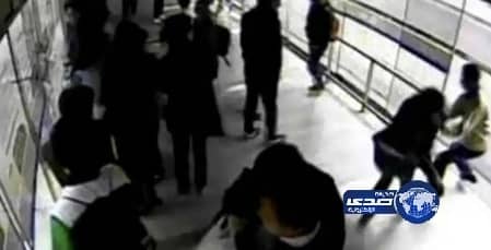 بالفيديو.. لص سرق فدهسته حافلة .. وشاركت بإنقاذه المرأه المسروقة