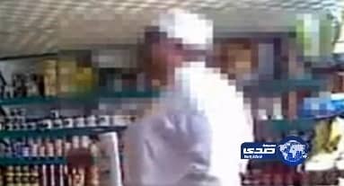 بالفيديو: "شايب" يغافل بائعاً في بقالة ويسرق مبالغ مالية