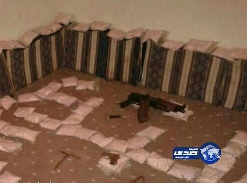 بالصور .. مهرب يثير الفزع بين اهالي البدع بنشره لصور كمية المخدرات التي بحوزته