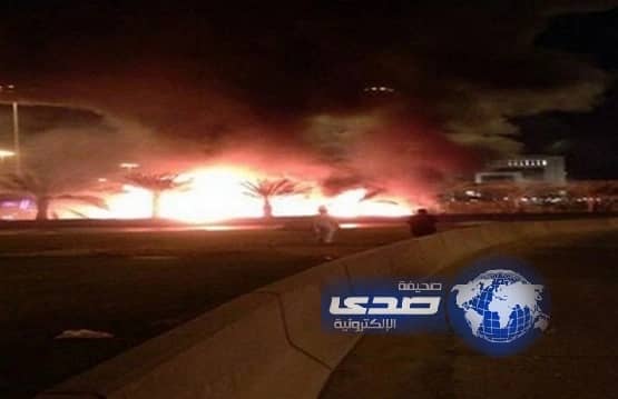 الدفاع المدني يباشر انقلاب ناقلة وقود على طريق الأمير سلمان بالرياض