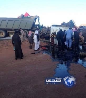 بالصور.. تصادم يُسفر عن انقلاب شاحنتين وداتسون على طريق موقق بحائل