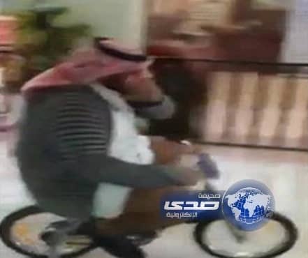 بالفيديو: معلم ابتدائي يقود دراجة صغيرة في ممرات المدرسة والتلاميذ يجرون خلفه