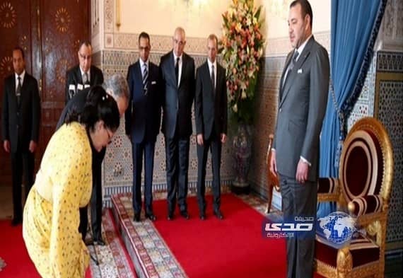انحاء وزيرة امام الملك المغربي تثير "شعبة" للمطالبته بأستخدام اللغة العربية حتى يميز الذكر من الانثى