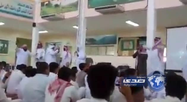 بالفيديو: معلمون يرقصون أمام طلابهم في إحدى مدارس جازان
