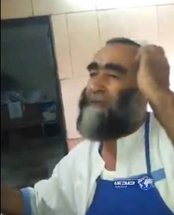 بالفيديو:أفغاني يجمع بقايا" الرز البخاري" من النفايات ويقدمها للزبائن بجدة