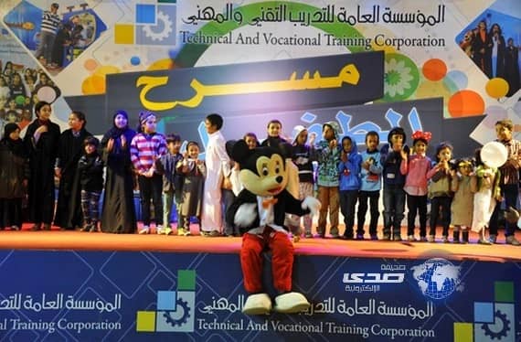 الشخصيات الكرتونية بالجنادرية تجذب الأطفال والعائلات