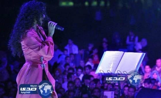 دوللي شاهين تطل على جمهورها بملابس "استربتيز"