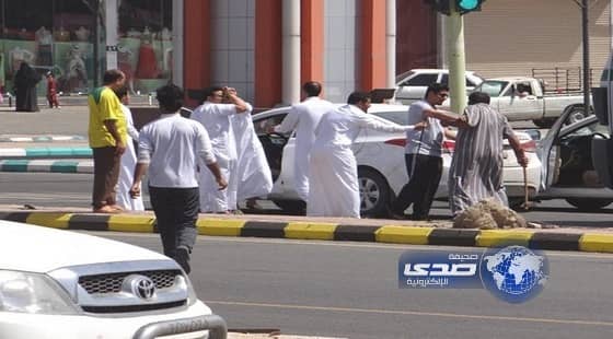 سائق شاحنة يعتدي على مواطن بـ”فأس” في بارق