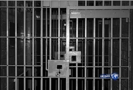 السجن والجلد لمسؤول اعتدى على موظف