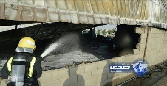 13 فرقة لإخماد حريق مستودع مفروشات شمال جدة