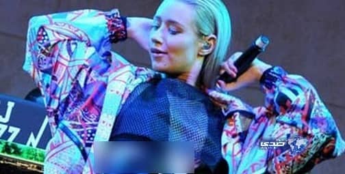 مطربة استرالية ترتدي قطعتي "بانتي"من كثرة التحرشات على المسرح