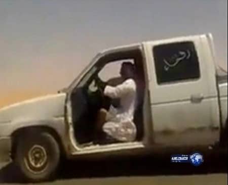 بالفيديو.. مُسن برفحاء يقود سيارته بسرعة كبيرة بدون "باب"