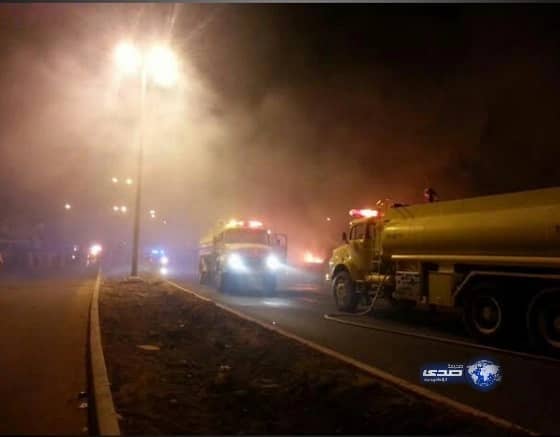 بالصور الدفاع المدني يسيطر على حريق بمستودعي للاثاث المستعمل بينبع