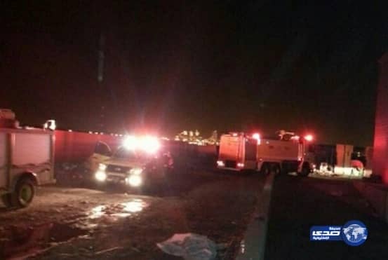 بالصور السيطرة على حريق بمستودع بصناعات الخفيفة بينبع