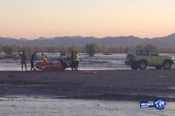 الدفاع المدني بالعيص ينقذ 4 محتجزين بوادي الحمض (صور)