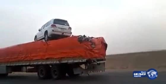 حادث مروري يطير بـ "لاند كروزر" لتستقر على ظهر شاحنة (فيديو)