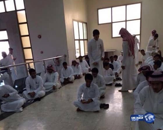 بالفيديو والصور.. طلاب جامعة الملك فيصل يؤدون اختبارهم على الأرض