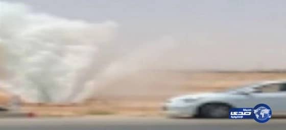 بالفيديو .. انكسار أنبوب مياه يغرق ارض فضاء على طريق الرياض-الدمام