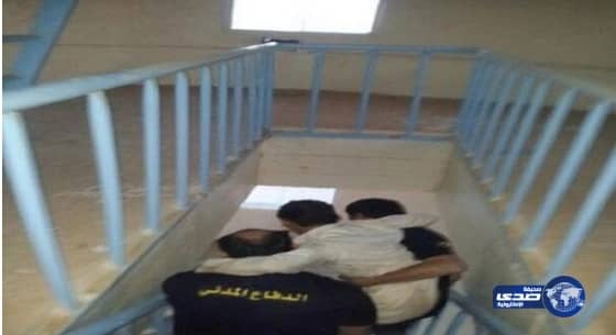 مدنى عرعر يخرج شاباً سقط فى برج مياه