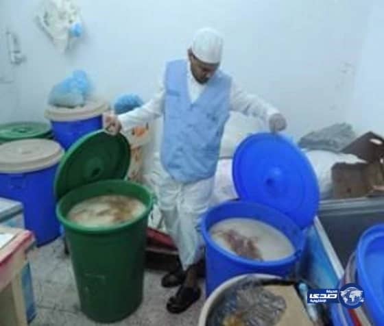 أمانة جدة تداهم مصنع سوبيا مخالف وتتلف "ألف" كيس و28 برميلاً